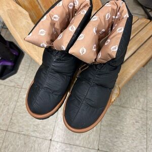 Flufie Boots, Classic Jet Black Down Boot, size 41 /US 10. Excellent Condition